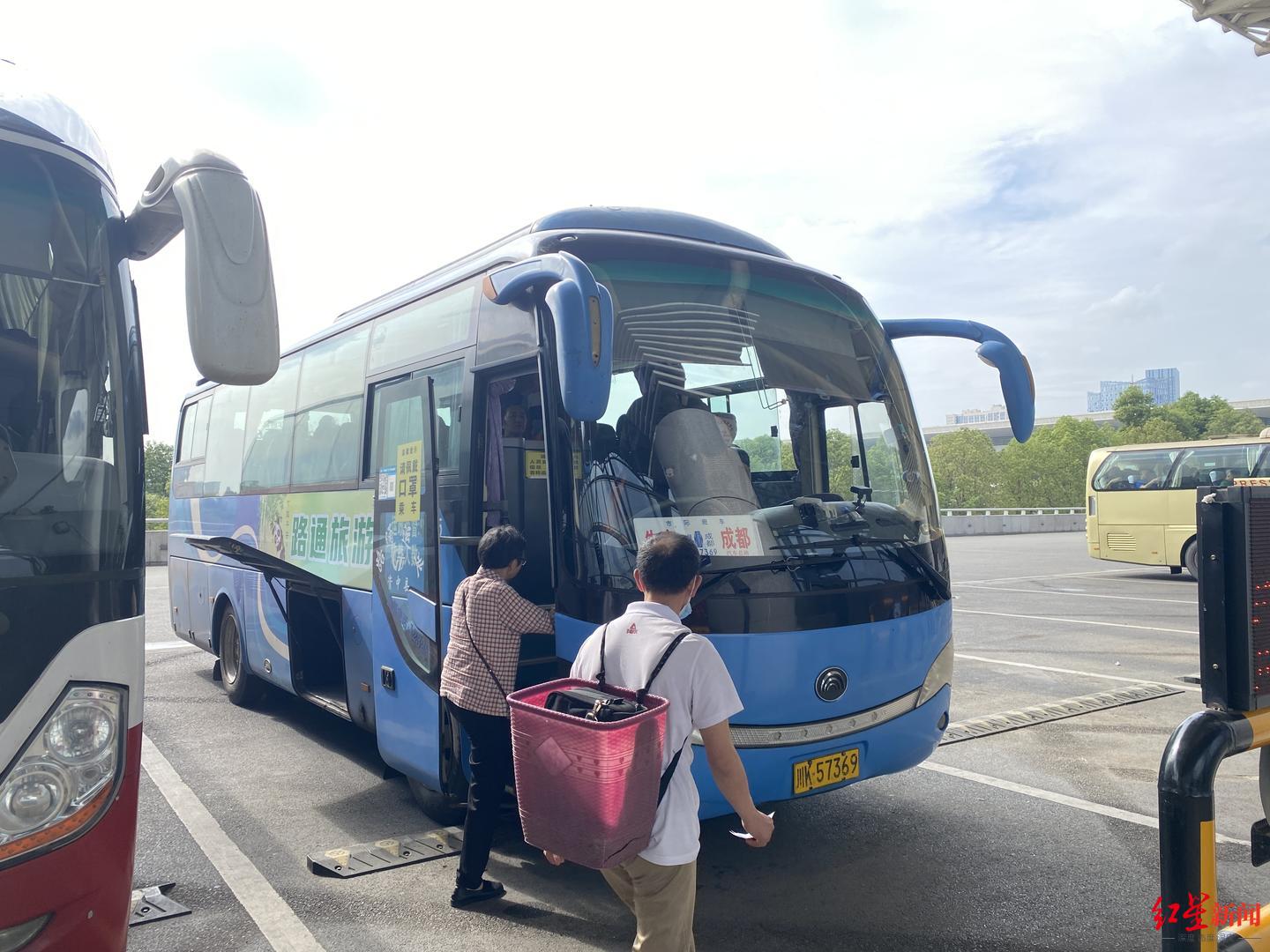 成都东站汽车客运站迎客流高峰预计端午假期发送旅客超7万人