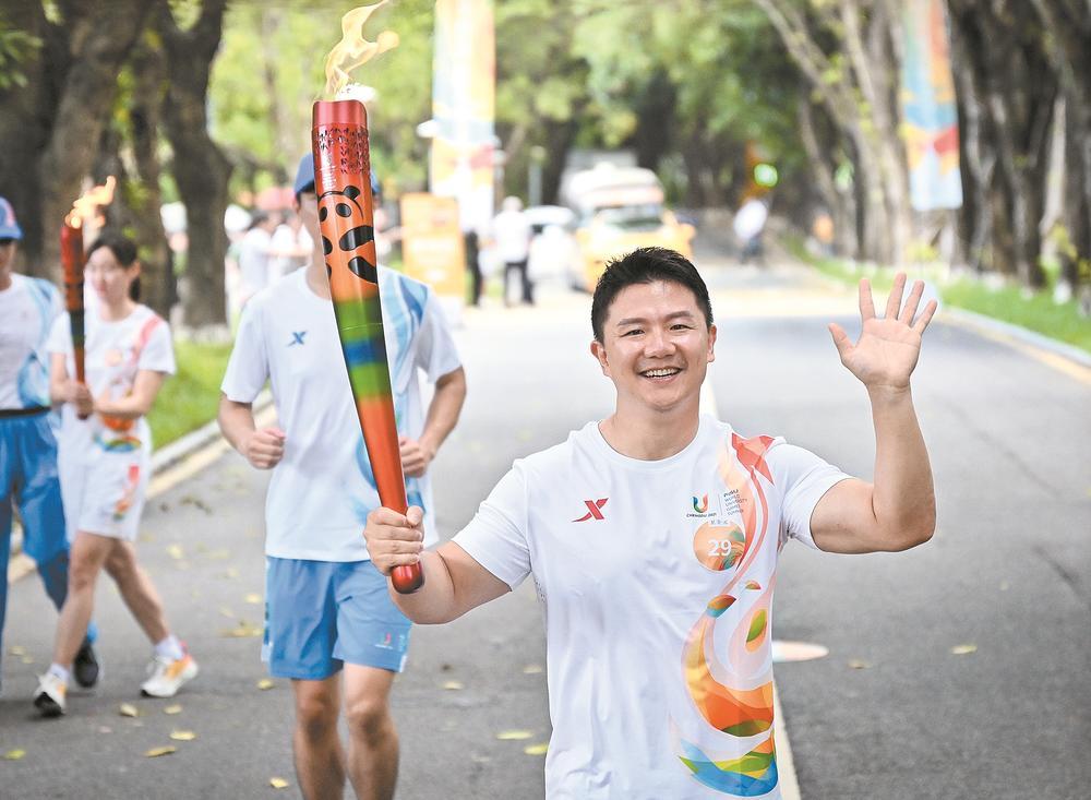 火炬手陈一冰 本报记者 魏麟潇 摄