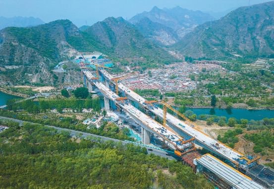 国道109新线高速陈家庄特大桥今天凌晨实现合龙.本报记者 潘之望 摄