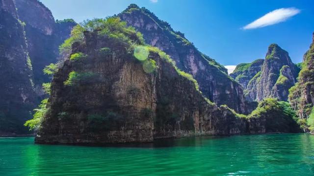 畅游"小漓江"在素有京郊"小漓江"之称的龙庆峡风景区,6月初正是游船赏