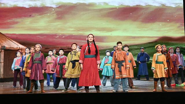 舞台剧《国家的孩子》首演,根据“草原母亲”都贵玛真实故事改编|舞台剧_新浪财经_新浪网