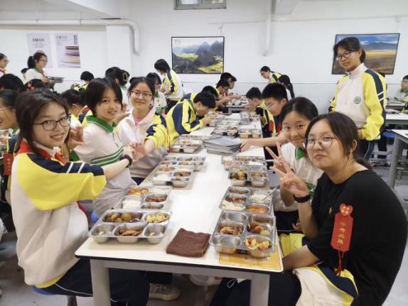 翠岗中学毕业典礼. 刘冠霖 摄