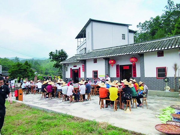 5月16日上午,紫金县凤安镇佛岭村"禾坪说事"活动现场.