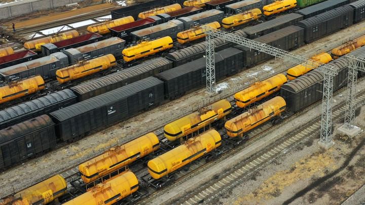 2月17日,货车停靠在兰州货运中心金昌铁路货场内等待装车.