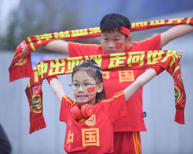 小球迷对以武磊为代表的国足将士充满期待. 图/新华社