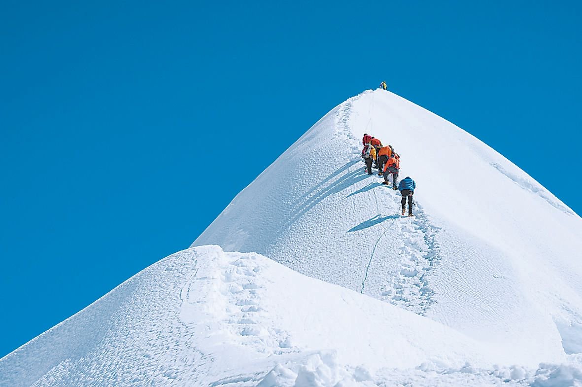 近日,两名登山队员在攀登珠穆朗玛峰距离峰顶还有400米时,为救助一位