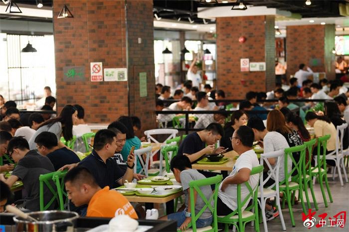 科技园区依托附近大型餐饮企业,先后成立了"南山工会深圳湾大食堂"等3