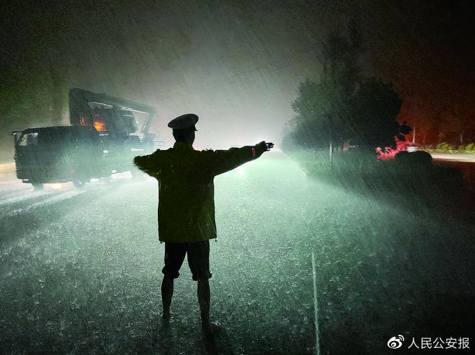 贵阳:四千警力奋战一线
