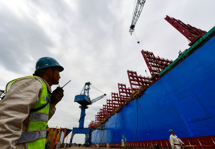 5月7日，扬州中远海运重工有限公司工人在作业。新华社发（王跃武 摄）