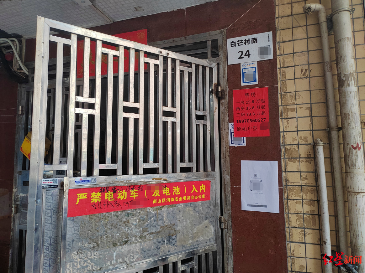 ↑白芒村内的自建房，搬家公司和售房公司在门禁大门上张贴了搬家售房信息
