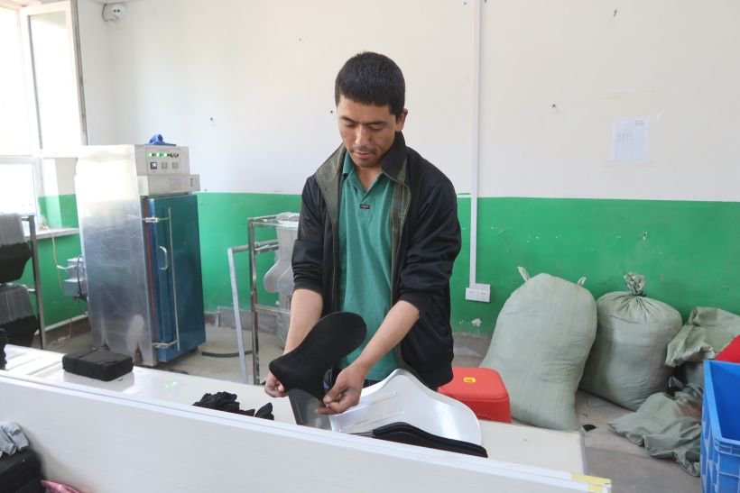 阿力木江·麦麦提正在家庭工坊工作.刘茹 摄&nbsp