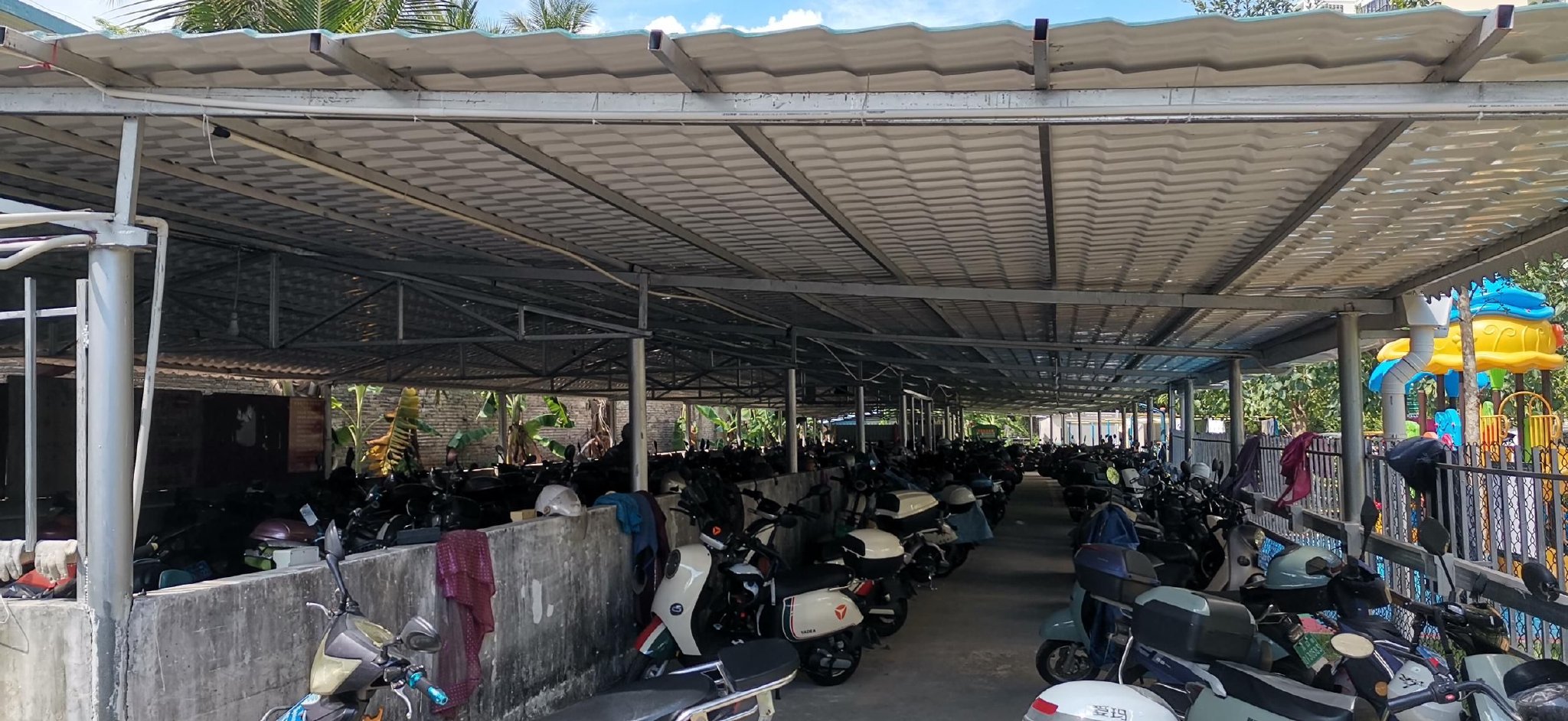 图为锦盘花园小区内的电动自行车棚.