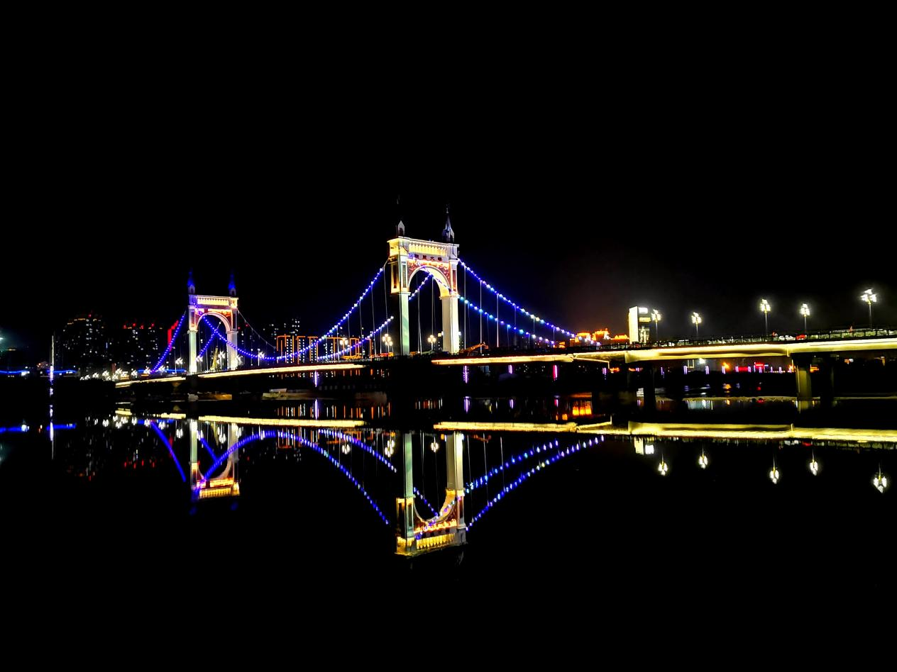 宝鸡市联盟渭河大桥夜景.张特军 摄