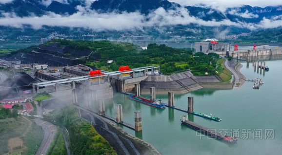 图为6月18日三峡大坝五级船闸有序运行的场景.
