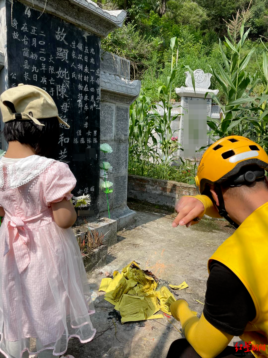 女儿在妈妈坟前跳舞感动网友对话父女妻子患癌早逝常去祭奠女儿说特别