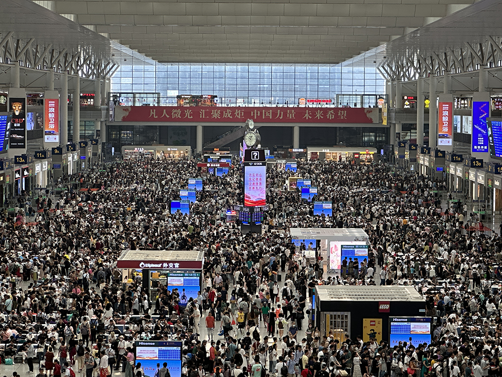 上海虹桥站候车室全景.王程伟 摄