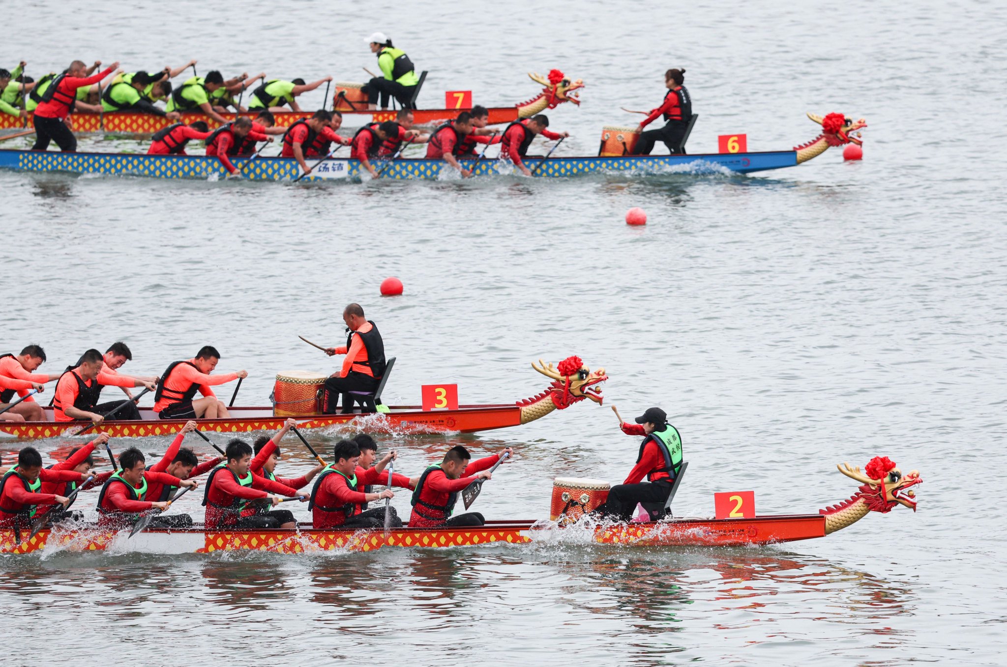 6月21日在四川省乐山市夹江县拍摄的龙舟竞渡比赛.