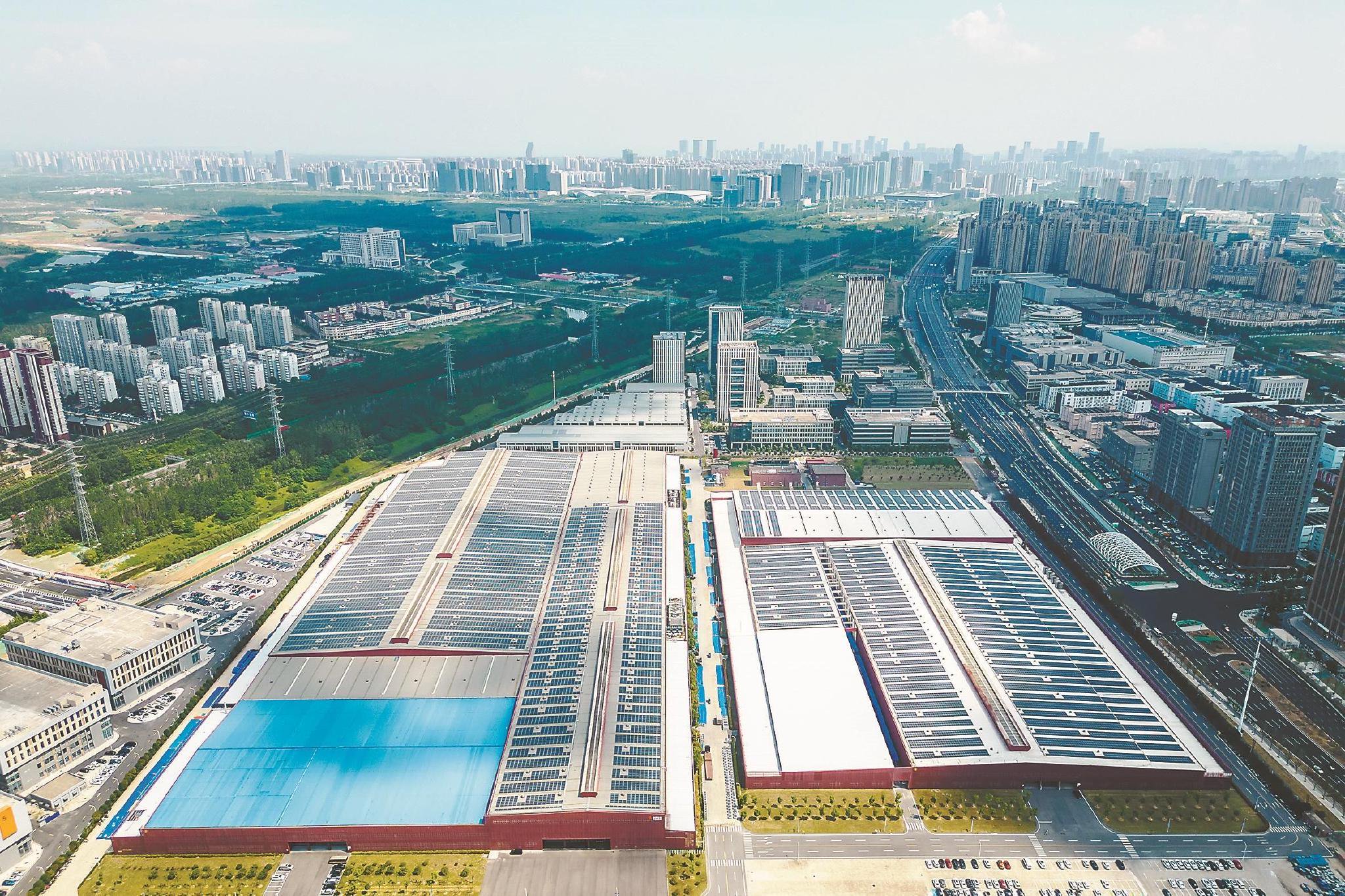 合肥国轩高科动力能源有限公司经开区生产基地.本报记者 范柏文 摄