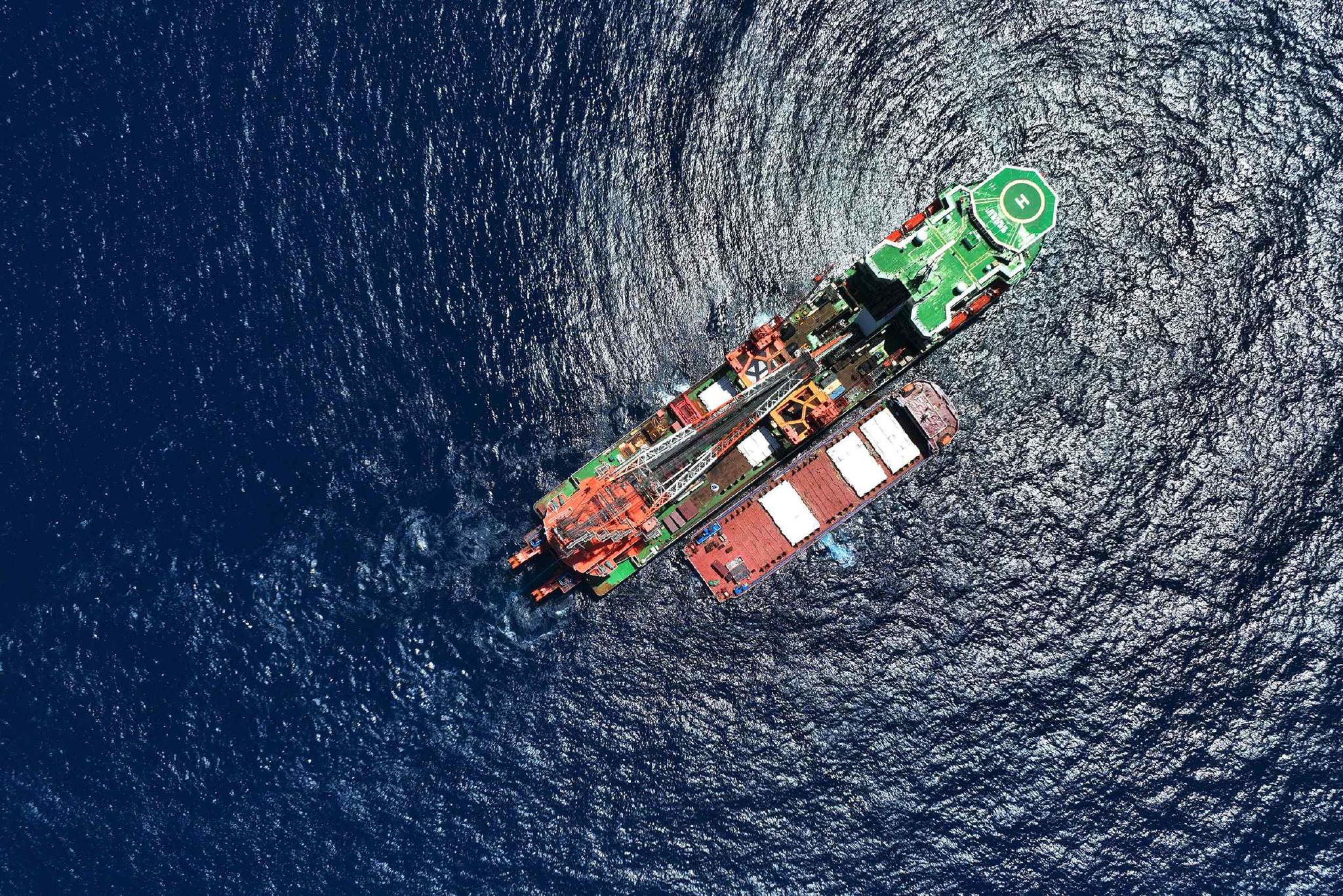 图为“海洋石油201”正在进行海管铺设作业（图片来源：中国海油）