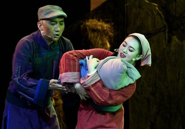 中国木偶剧院《国家的孩子》首演 重现 “三千孤儿入内蒙”_新浪财经_新浪网