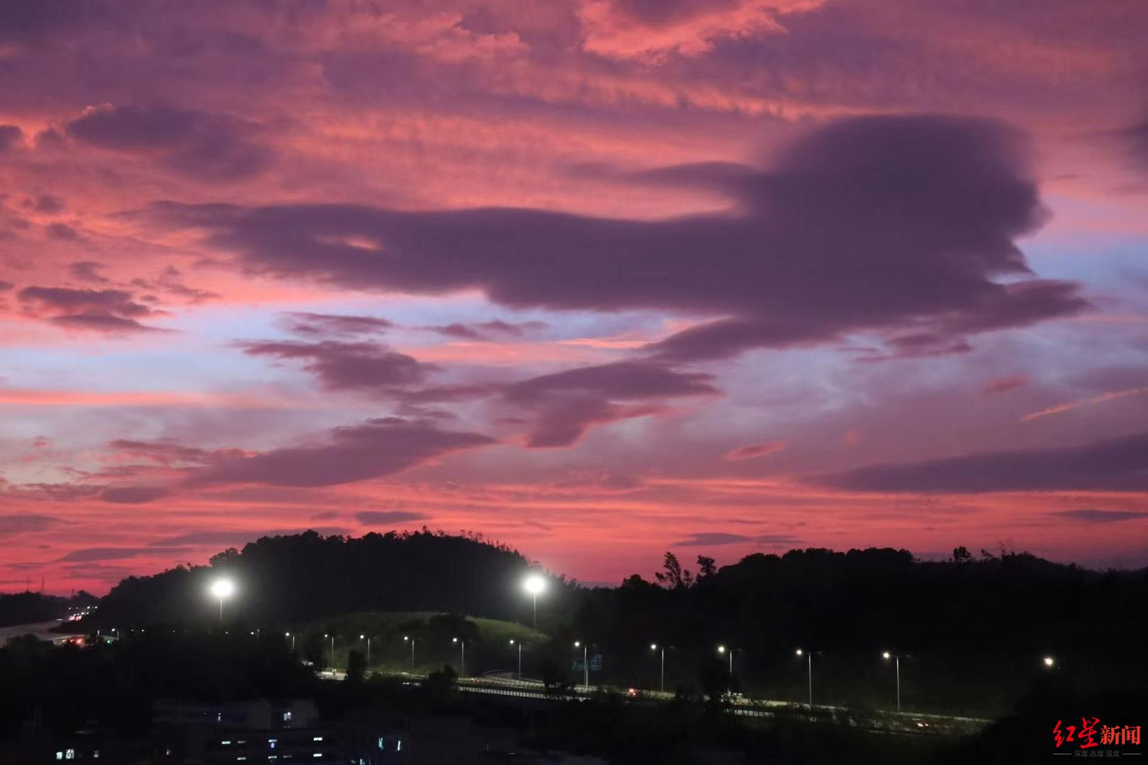 ↑宋清辉在自家阳台上拍到的晚霞 受访者供图