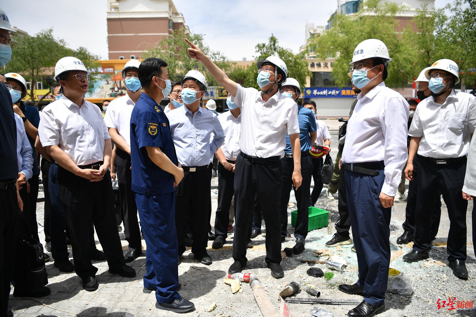 ↑应急管理部工作组在宁夏银川市指导燃气爆炸事故应急处置工作。图据应急管理部