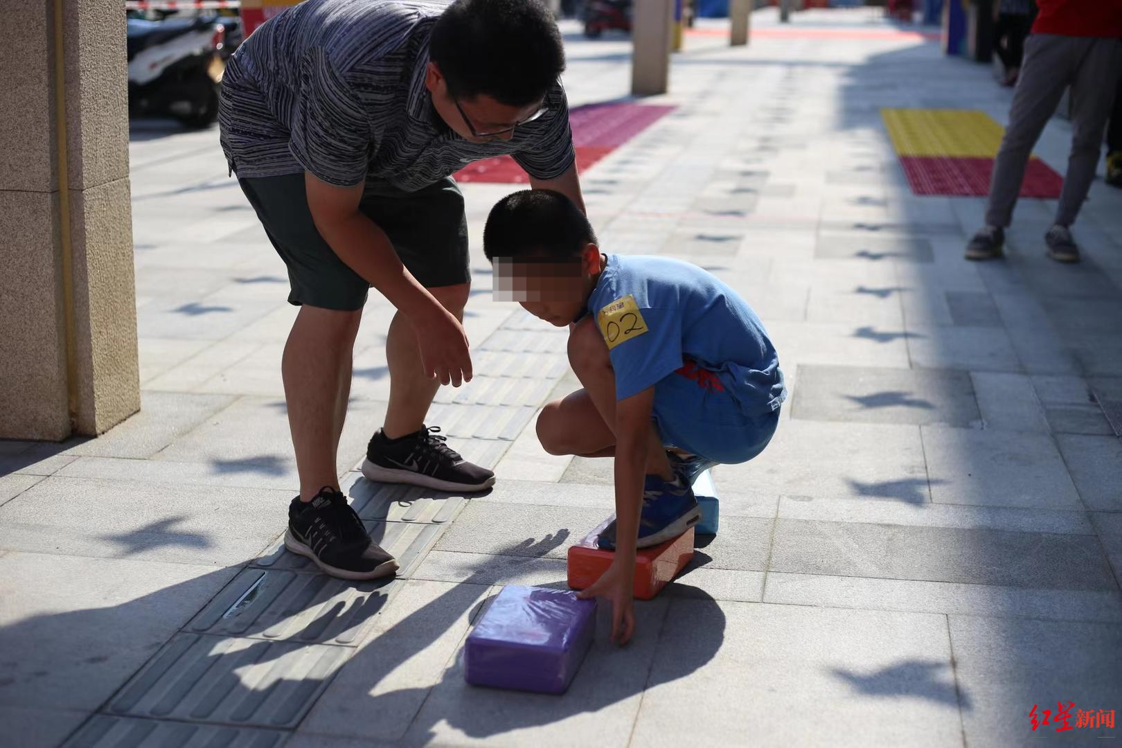 ↑宋清辉和儿子宋昊然 受访者供图