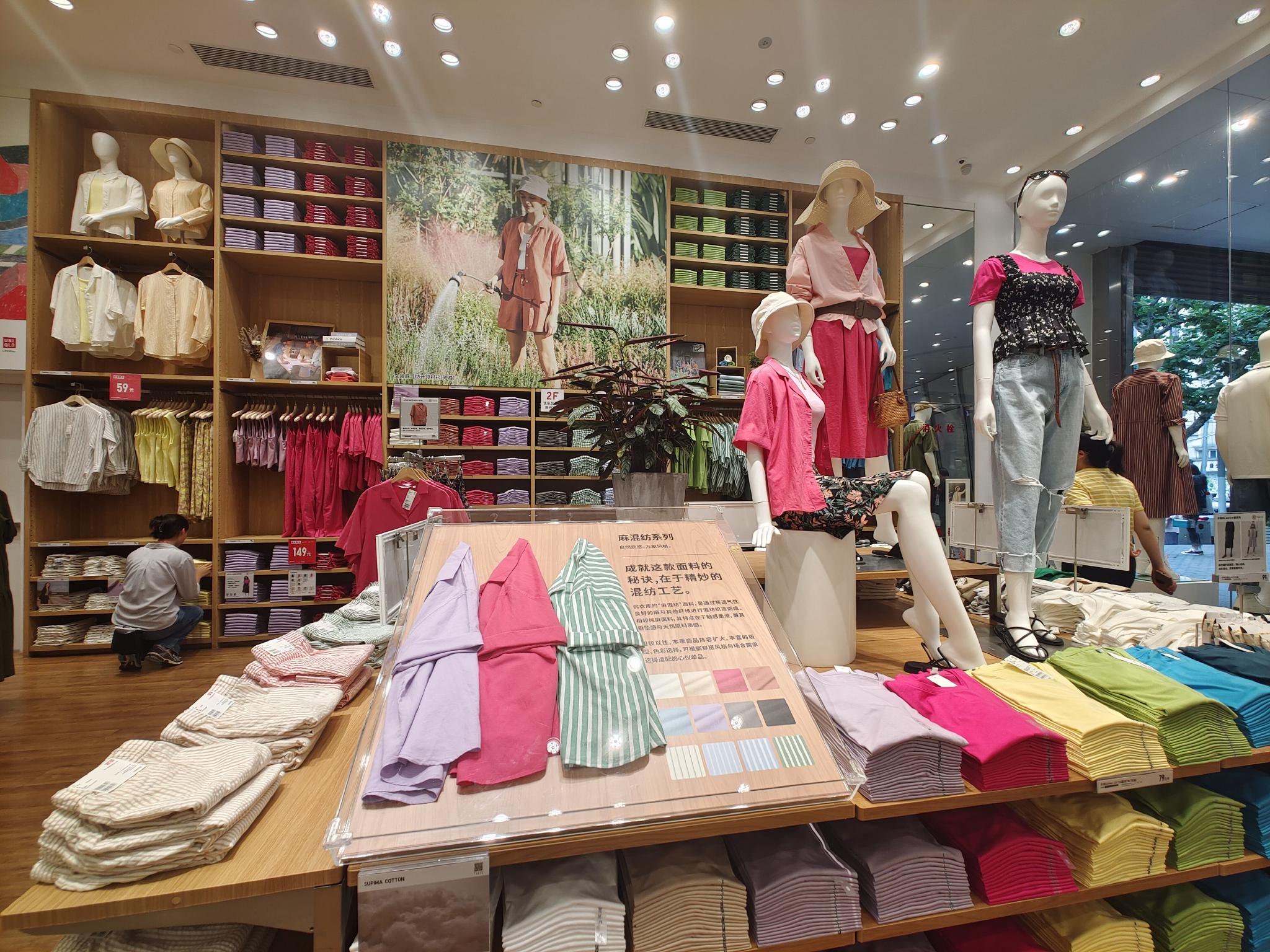 步入阿迪达斯的门店,工作人员手指一件与迪士尼联名款的"小飞象"夏日