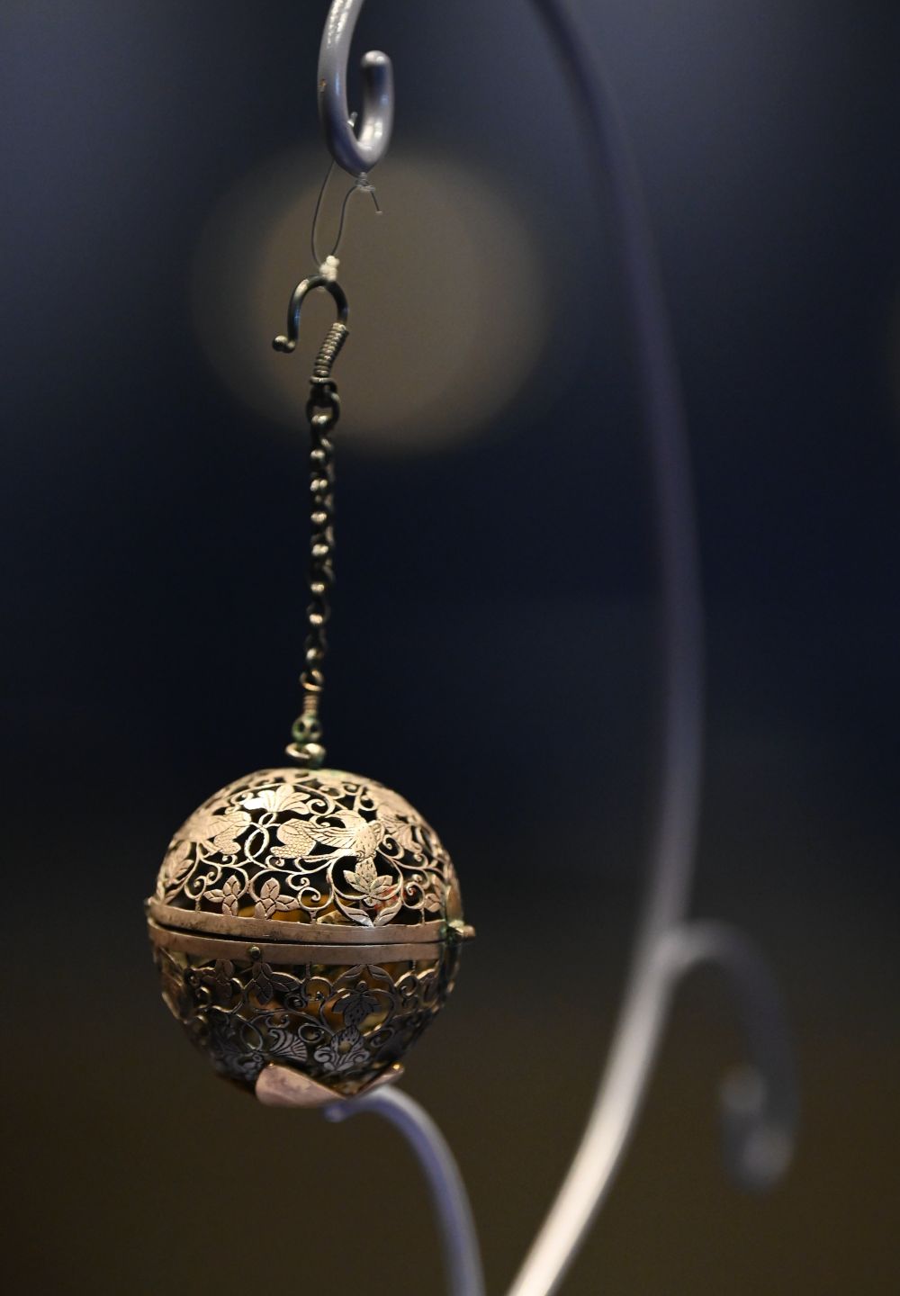 这是陕西历史博物馆的葡萄花鸟纹银香囊.新华社记者李一博 摄