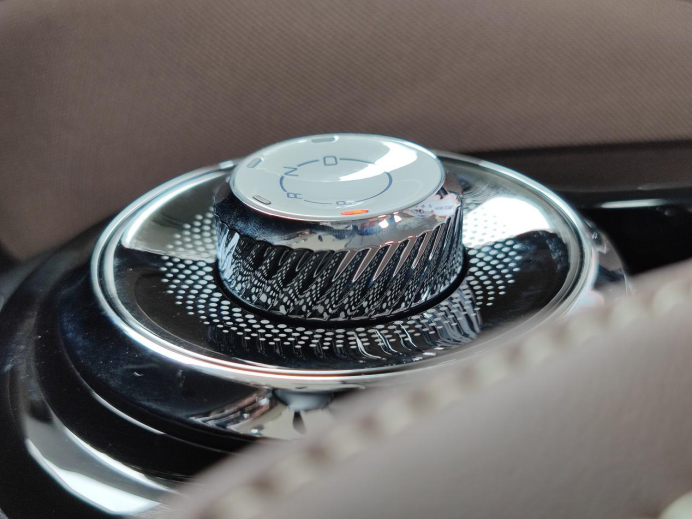 五菱缤果水晶旋钮式换挡. 华龙网-新重庆客户端 曹凯 摄