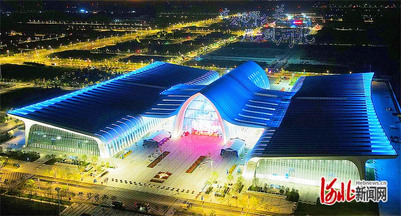 夜色中的廊坊临空国际会展中心.