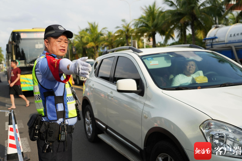 交警指挥车辆.记者 汪承贤 摄