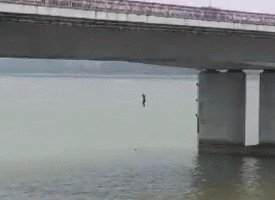 ↑彭清林从12米高的大桥上跳下