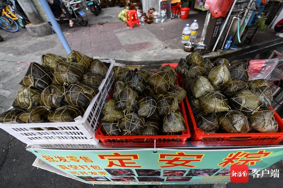 22日,海口博爱老街,粽子摊位.记者 陈卫东摄