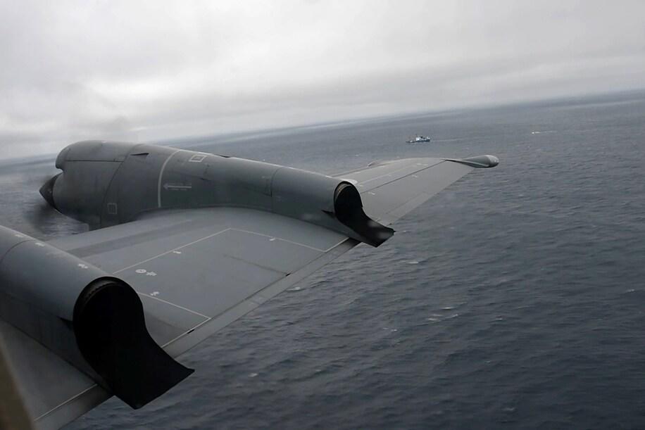 ↑6月20日，一架加拿大皇家空军的飞机正在搜寻“泰坦”号深潜器。新华社/路透