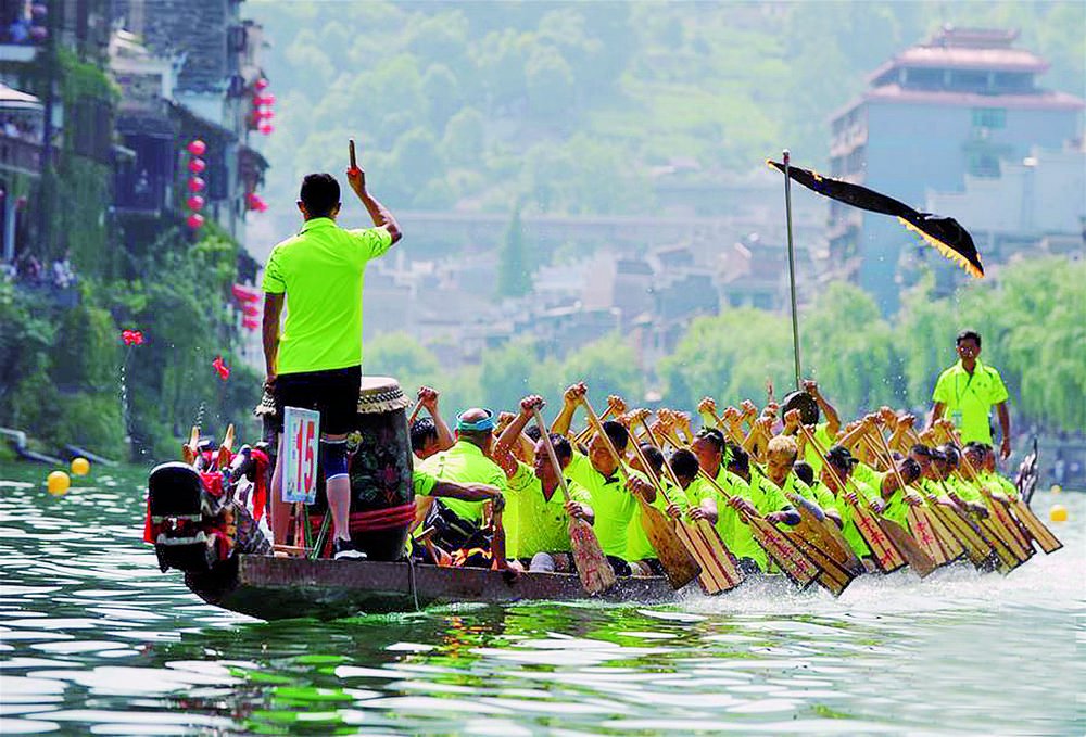 贵州省黔东南镇远县阳河上,当地群众在传统龙舟赛上赛龙舟.
