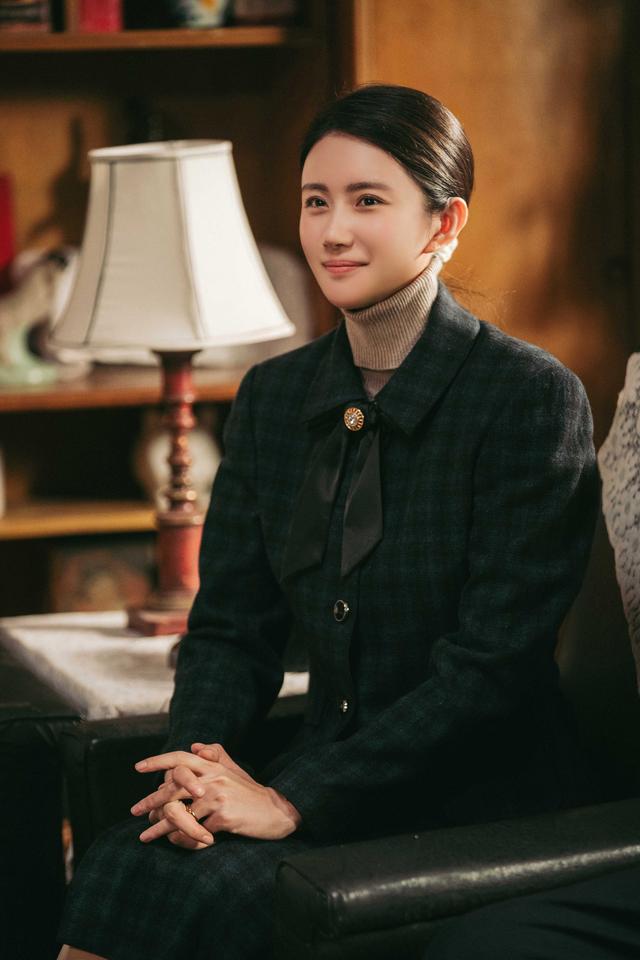 剧照《梦中的那片海》之前,赵昕在《传闻中的陈芊芊》《大秦赋》《且