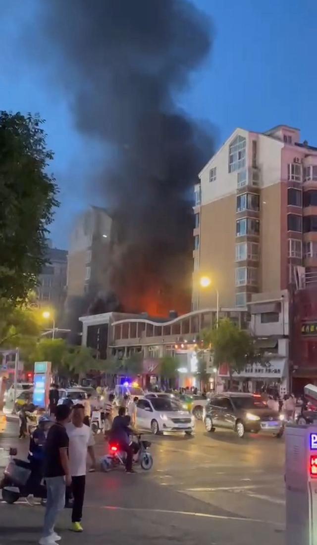 爆炸后的烧烤店。受访东谈主供图