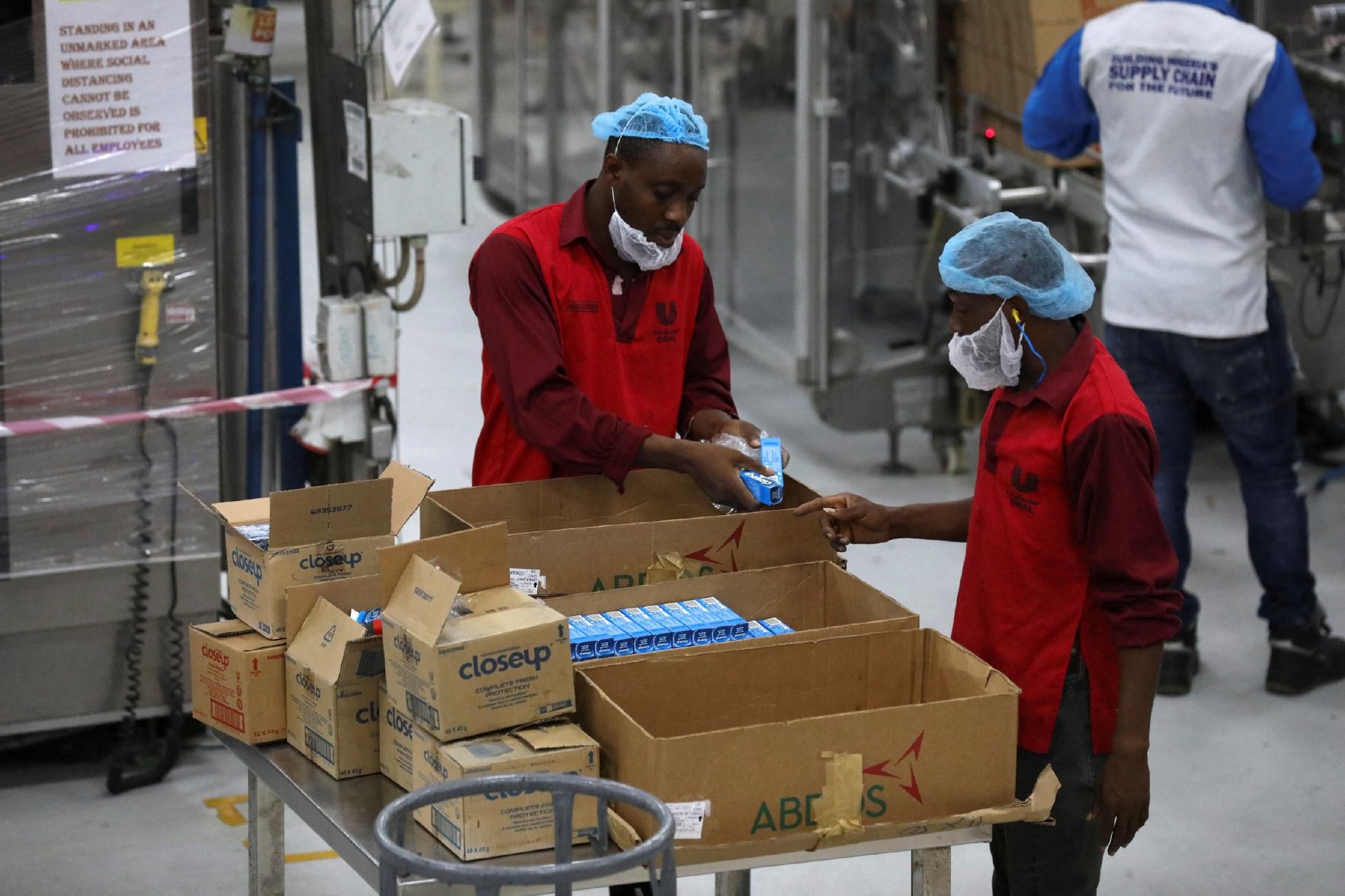 在尼日利亚拉各斯的一个联合利华工厂,工人们在分装牙膏.(路透社)