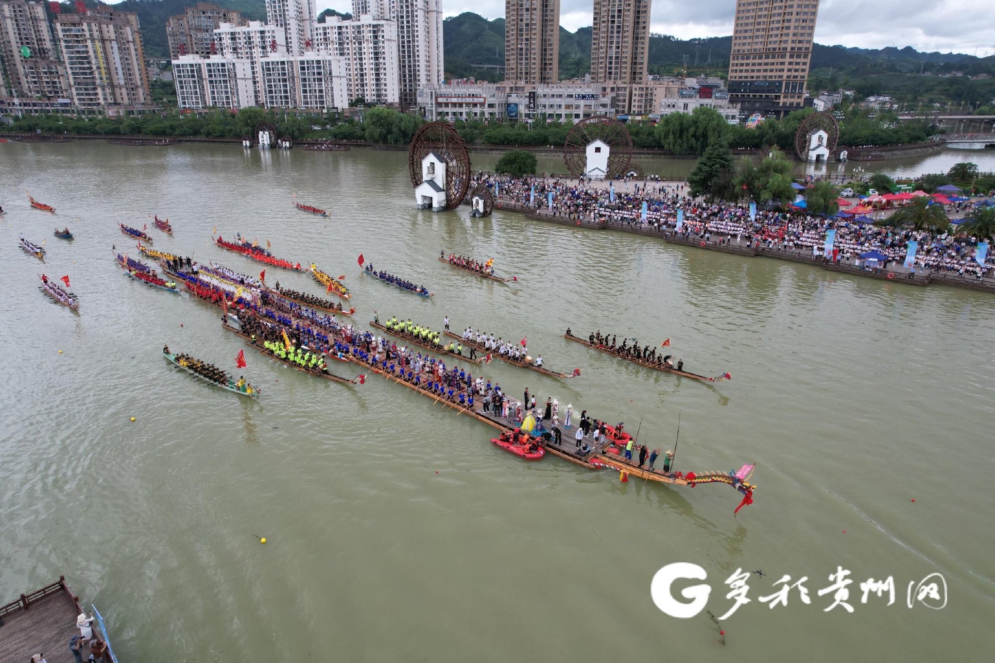 施秉县近百米龙舟游江展演 引八方游客观看|杨健_新浪财经_新浪网