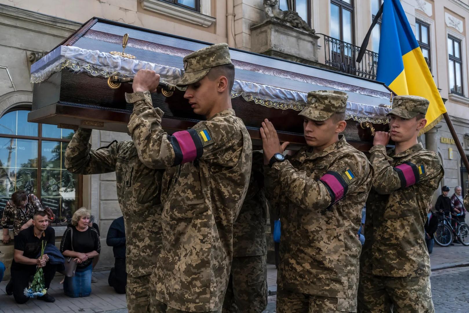 ▲乌克兰士兵们抬着战友的棺木前往公墓