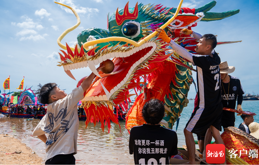 6月22日下午,临高县新盈镇的村民们自发组织赛龙舟活动,欢度端午节.