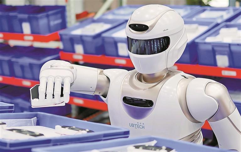 优必选walker机器人展示智能分拣能力.(优必选供图)