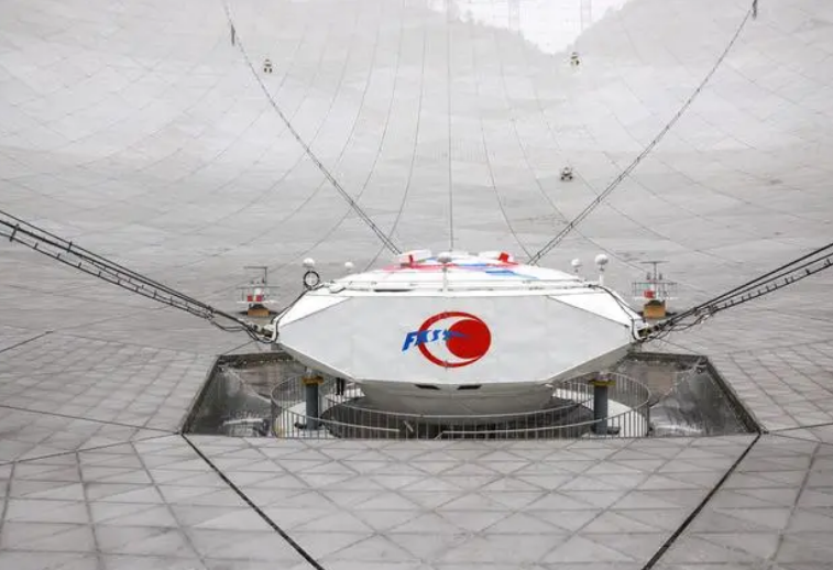 6月22日拍摄的"中国天眼"馈源舱(维护保养期间拍摄).