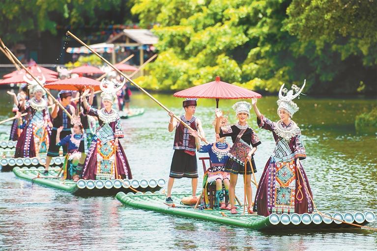 昨日,深圳锦绣中华民俗村推出"苗族龙船节"系列特色活动.