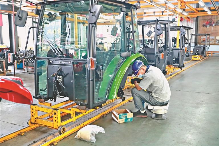 骥驰拖拉机公司工人在进行设备组装.陈志伟摄