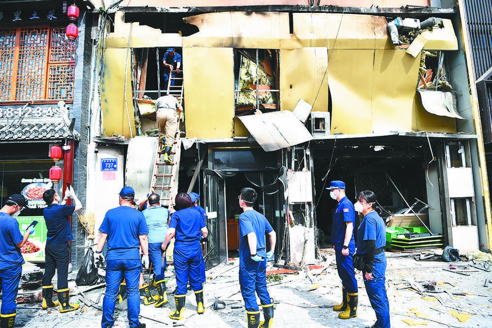 6月22日，工作组人员进入银川市兴庆区富洋烧烤店燃气爆炸事故现场进行勘查。 新华社发