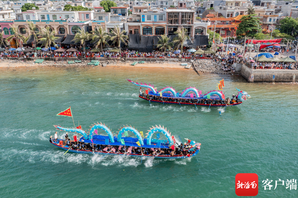 6月22日下午,临高县新盈镇的村民们自发组织赛龙舟活动,欢度端午节.