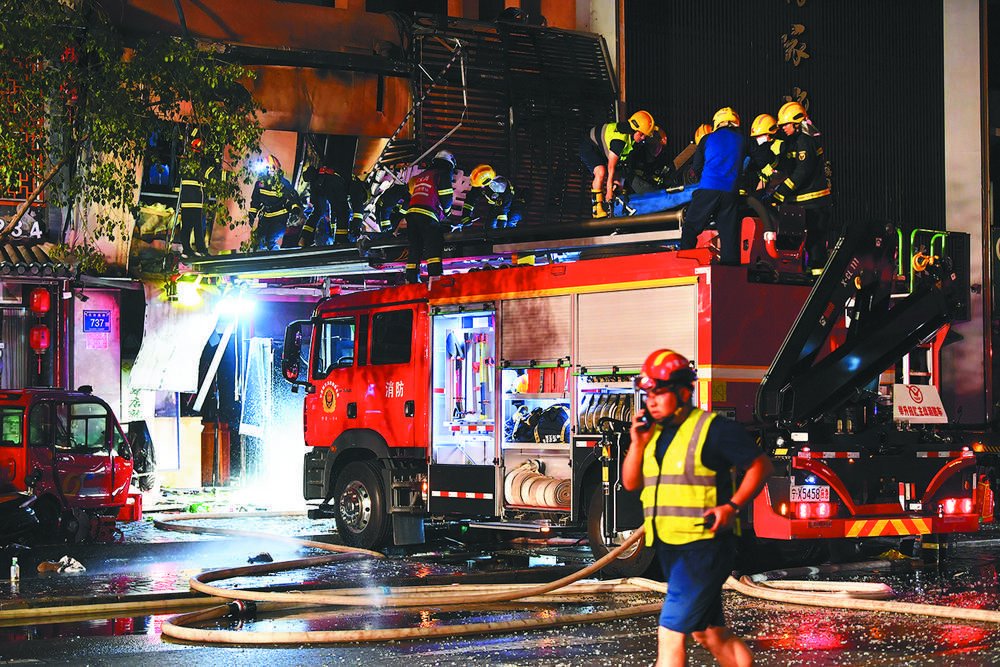 6月21日，消防救援人员在现场进行救援。