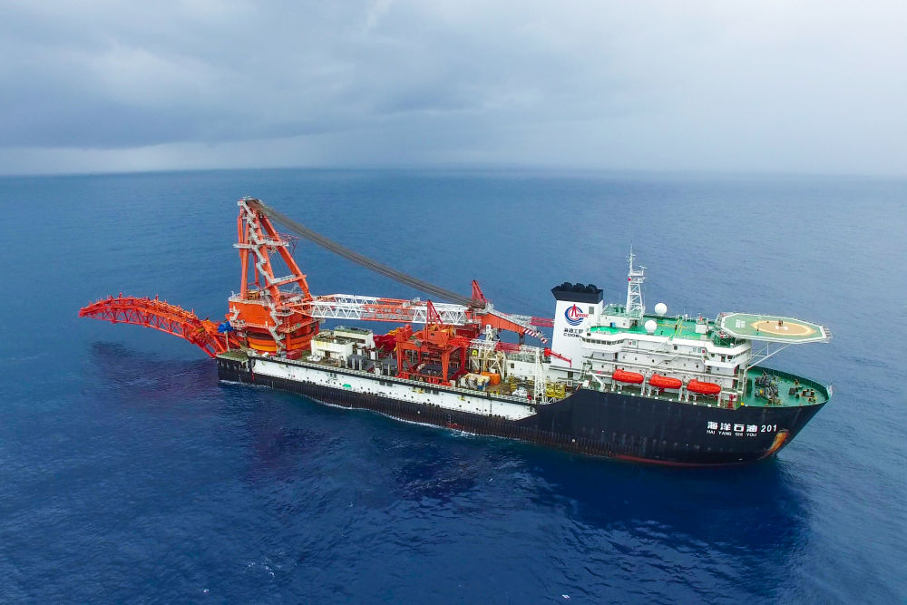 这是亚洲首艘3000米级深水铺管起重船“海洋石油201”。(受访单位供图)